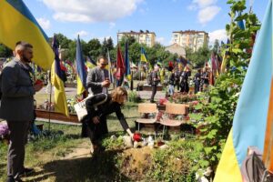 Учасники заходу на Личаківському кладовищі — фото 4