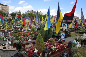Учасники заходу на Личаківському кладовищі — фото 10