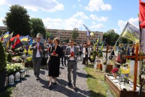 Учасники заходу на Личаківському кладовищі — фото 5