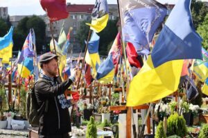 Учасники заходу на Личаківському кладовищі — фото 1