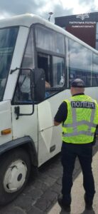 Огляд маршрутки інспекторами поліції