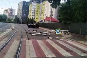 Детальне фото поваленої опори світлофора на перехресті