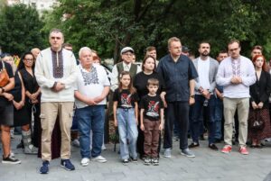 Церемонія біля меморіалу