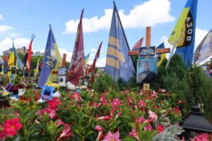 Учасники заходу на Личаківському кладовищі — фото 9