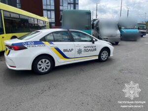 Інспектори оглядають технічний стан транспорту