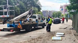 Автомобіль біля місця ДТП на вулиці Стуса