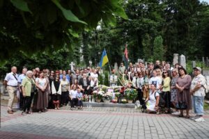 Учасники відкриття меморіалу
