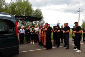 Місцеві мешканці під час прощання