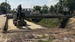 Роботи на будівництві шляхопроводу в Рясне