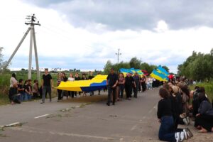 Жителі громади вшановують пам'ять загиблого