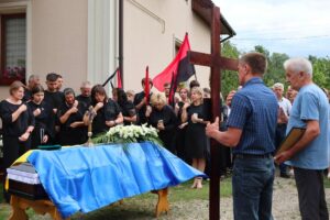 Момент з церемонії вшанування Героя