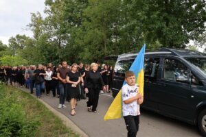 Мешканці громади під час вшанування пам'яті