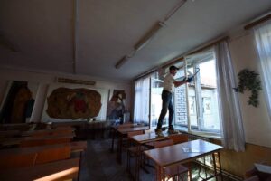 Пошкоджені будівлі після удару