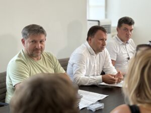 Обладнання у дворі біля будинку